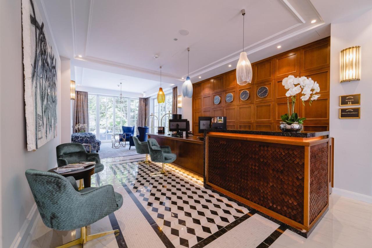 Palace Art Hotel เปซิโนค ภายนอก รูปภาพ