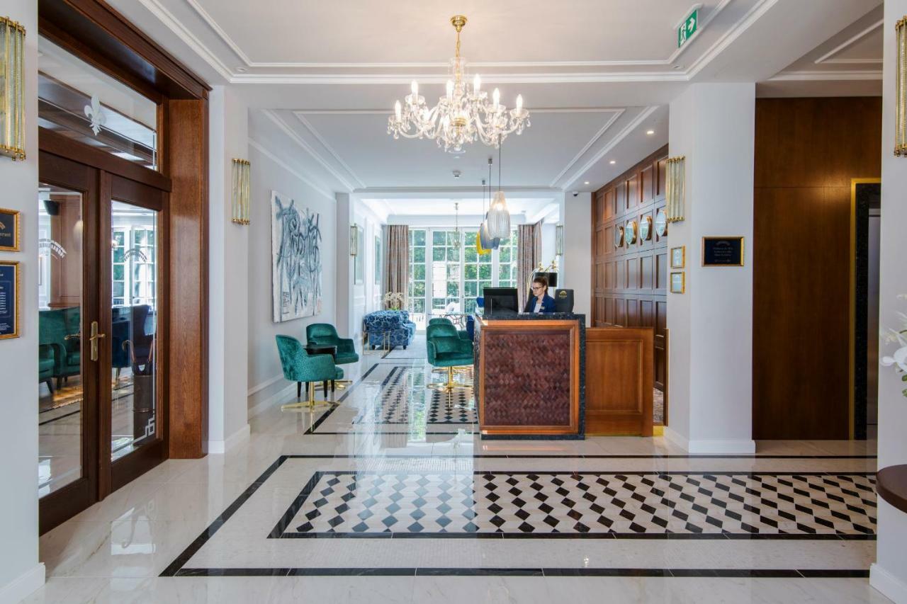 Palace Art Hotel เปซิโนค ภายนอก รูปภาพ