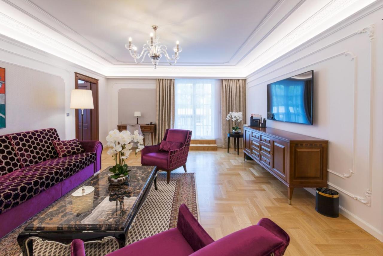 Palace Art Hotel เปซิโนค ภายนอก รูปภาพ